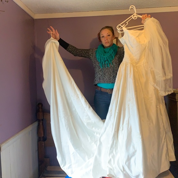 Wedding Dress!! Traditional with class, classic with elegance. Love @ 1st sight! - Picture 7 of 10